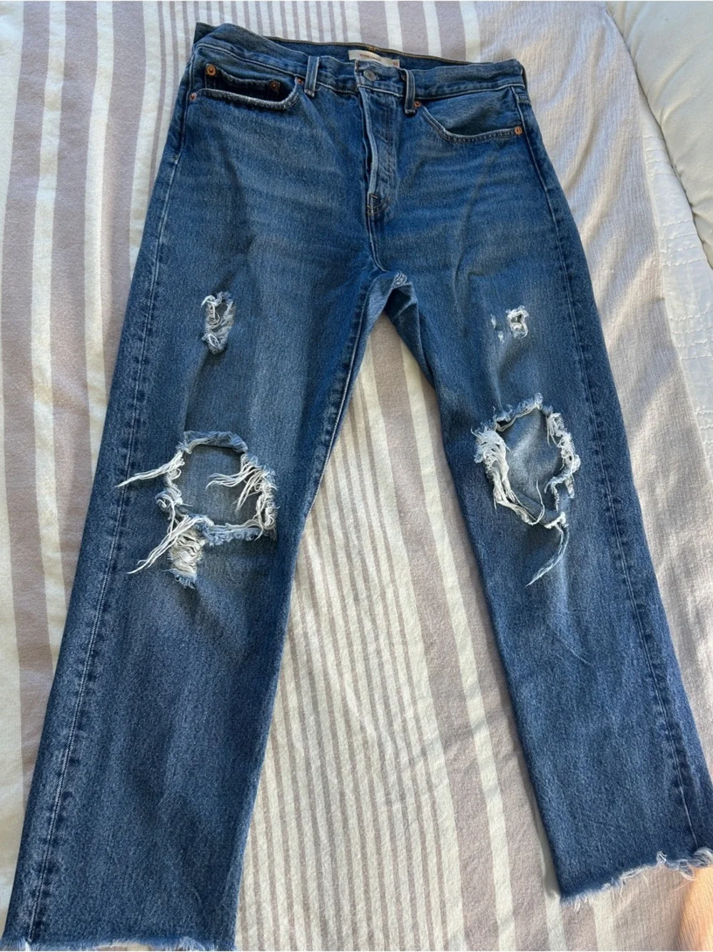 Levi’s Wedgie Straight Distressed Jeans Size 30x28 High Rise Raw Hem